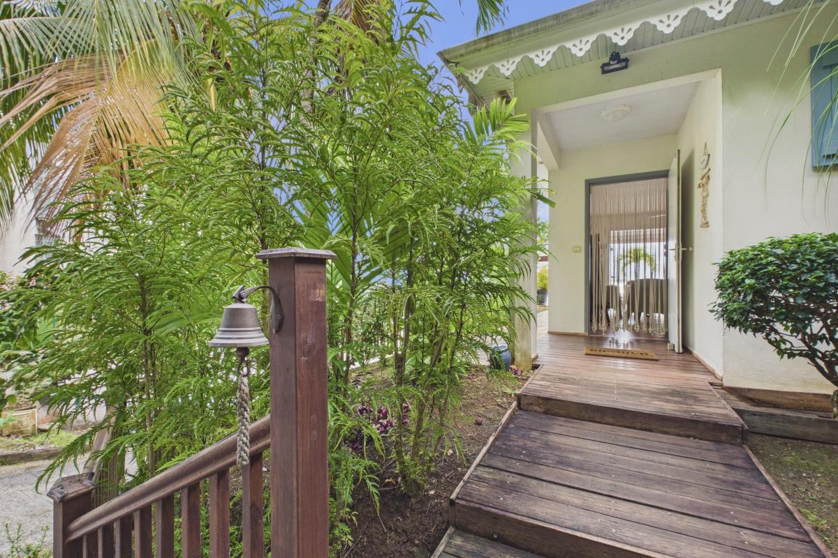 Location villa 5 personnes - entrée vue arrivée parking